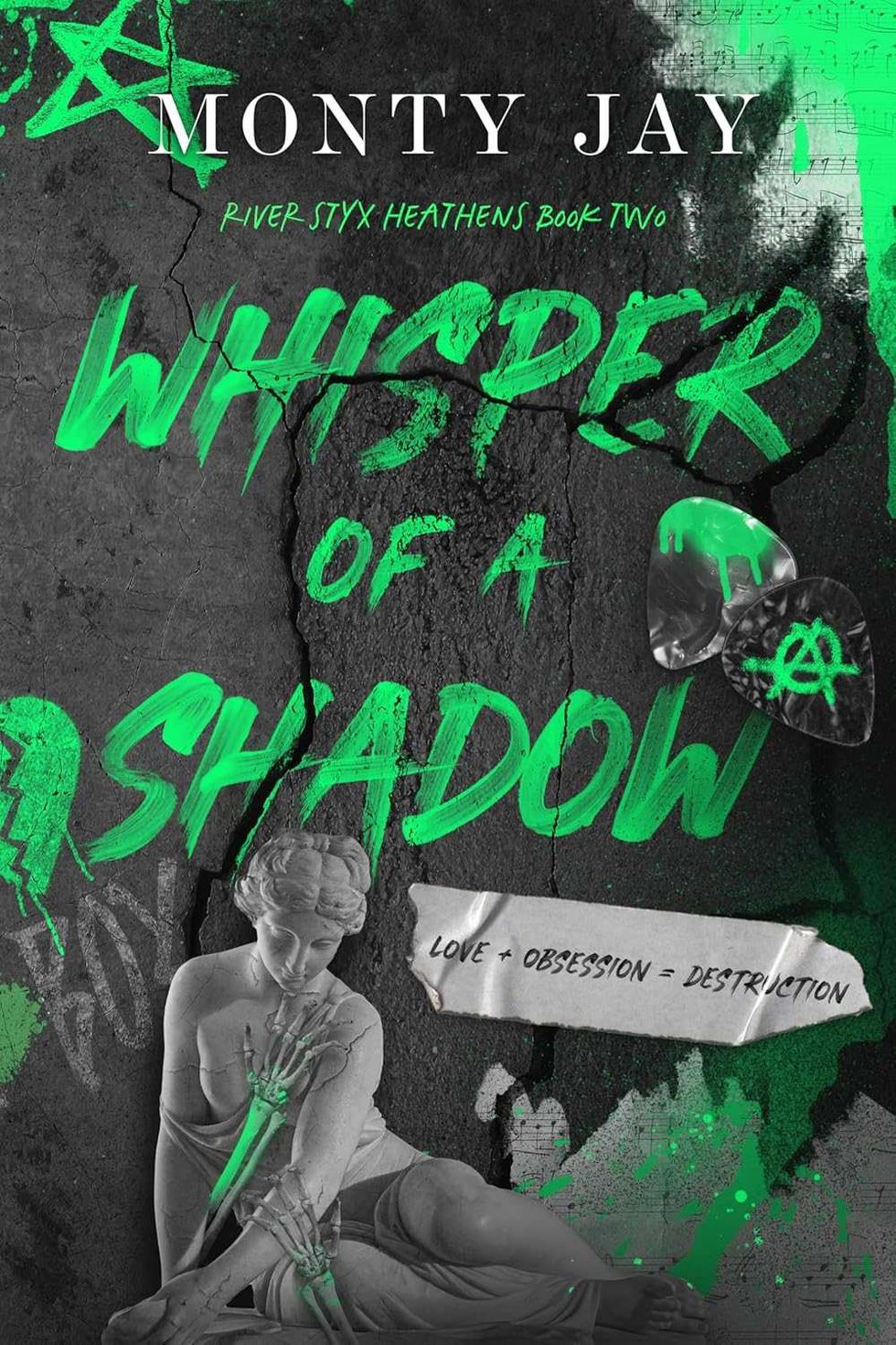Portada de libro grunge con estatua, pintura verde y texto: "Susurro de sombras".
