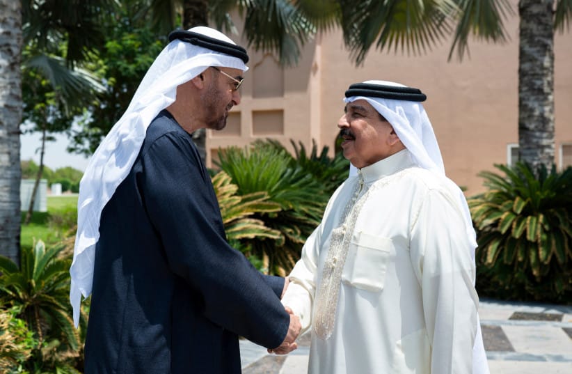 El rey de Bahréin, Hamad bin Isa Al Khalifa, recibió al presidente de los Emiratos Árabes Unidos, el jeque Mohammed bin Zayed Al Nahyan, antes de reunirse con el vicepresidente y primer ministro de los Emiratos Árabes Unidos y gobernante de Dubai, el jeque Mohamed bin Rashid Al Maktoum.