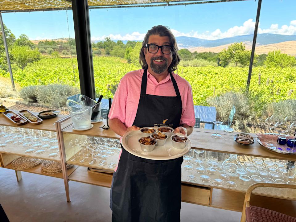 Todd Carriker, director ejecutivo de Rhino Networks, sostiene una bandeja de golosinas durante un evento en Vineyard.