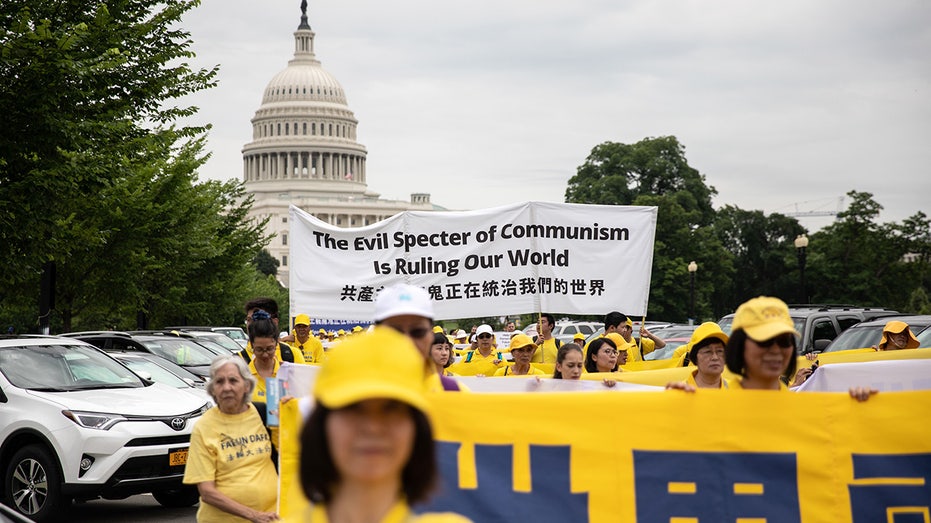 Manifestantes de Falun Gong frente al Capitolio de Estados Unidos